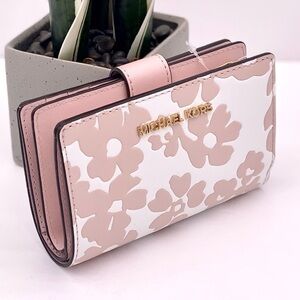 Michael Kors Jet Set Medium Floral Print
Bi-Fold Wallet